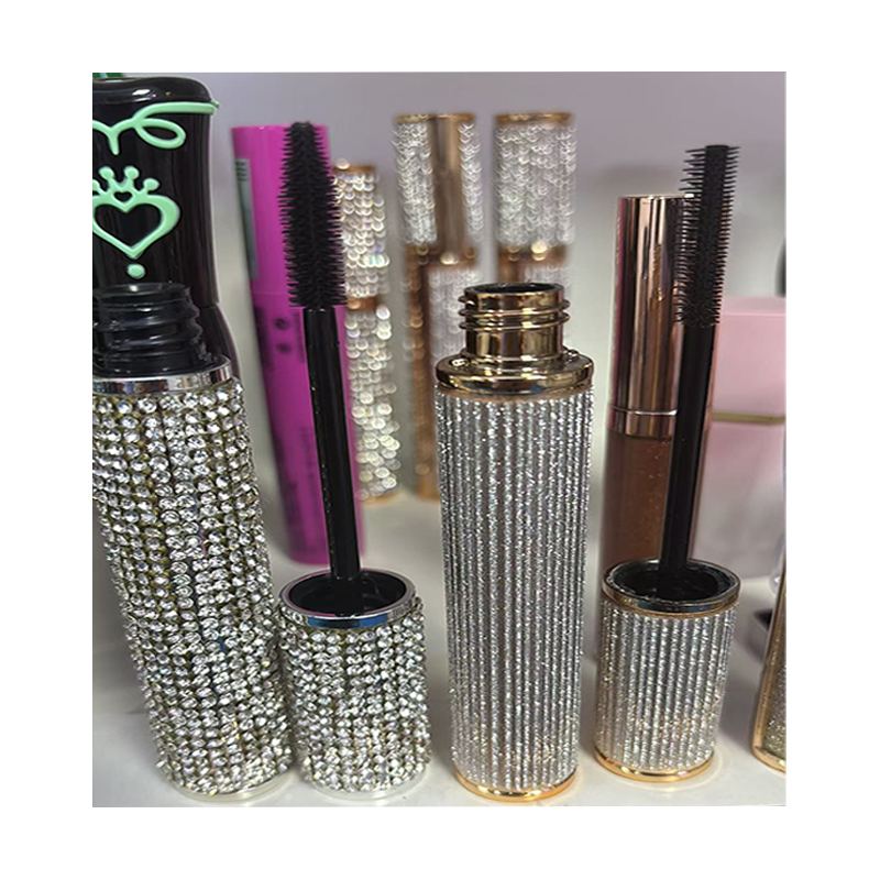 كحل بدقة النجوم لتعريف العين الجريء